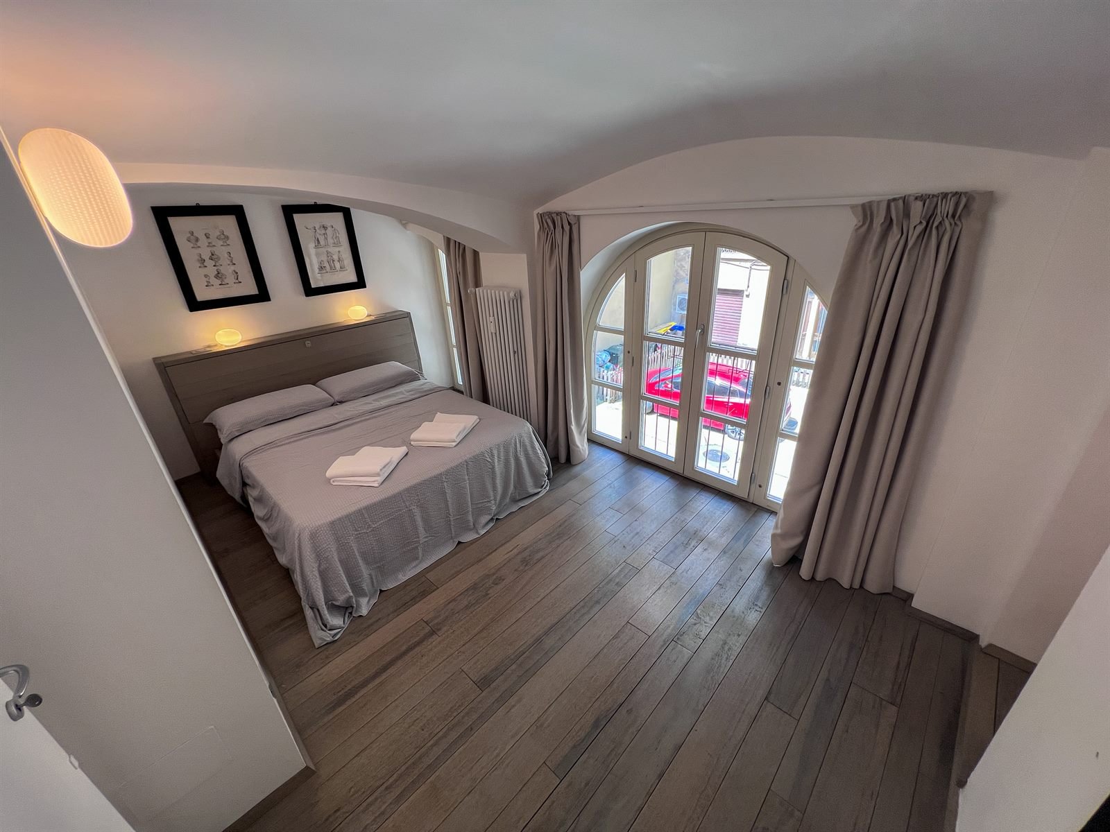 Porta Nuova Living, camera con soffitto a volta e porta-finestra ad arco