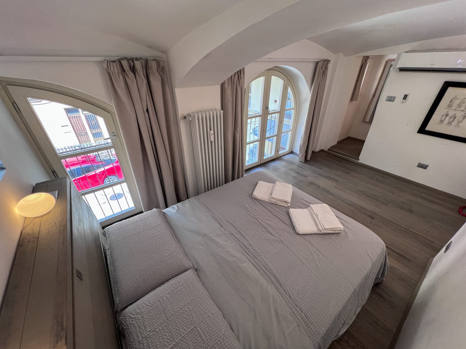 Camera da letto con stampe alle pareti