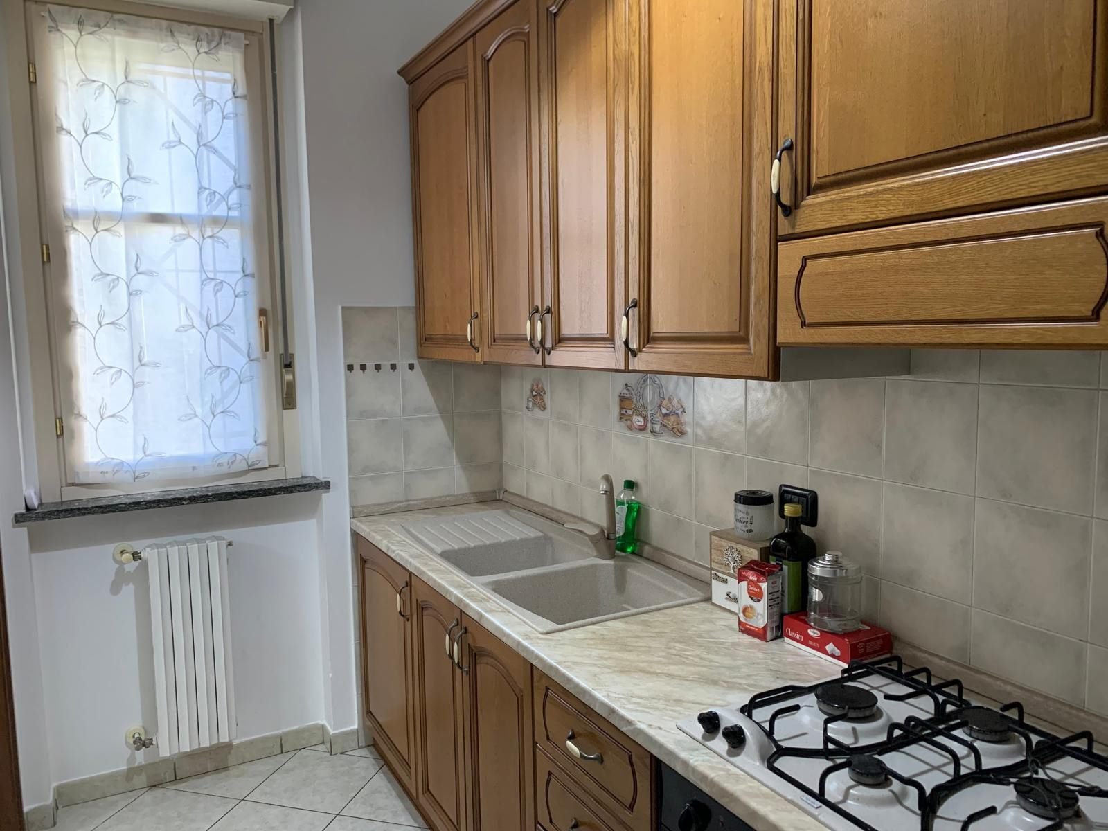 Cucina in legno con piano cottura a gas